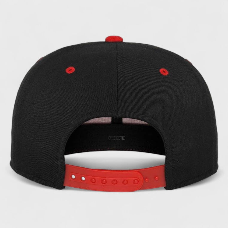 110 Fitted Snapback black/red