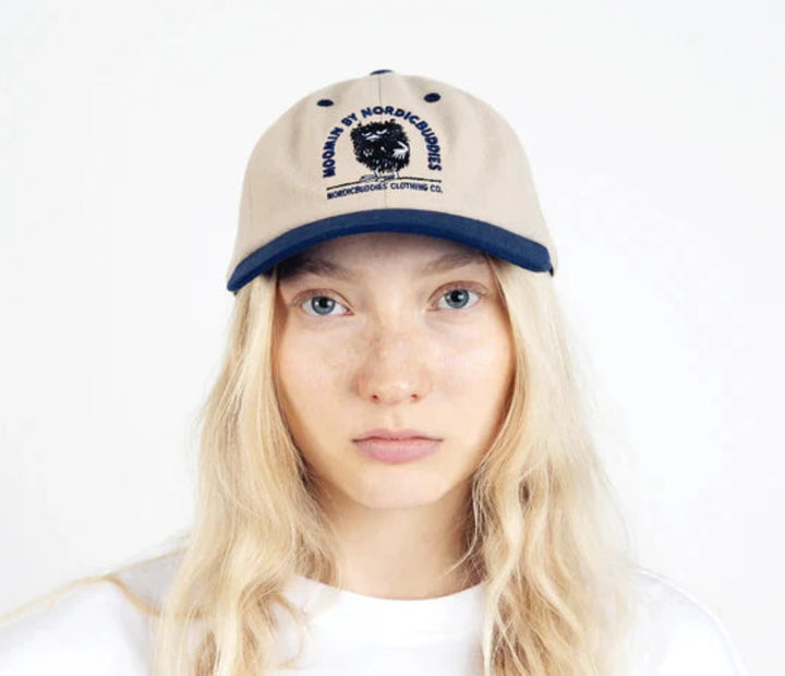 Moomin Haisuli Juonittelee dad cap sand/navy - Shop-Tetuan