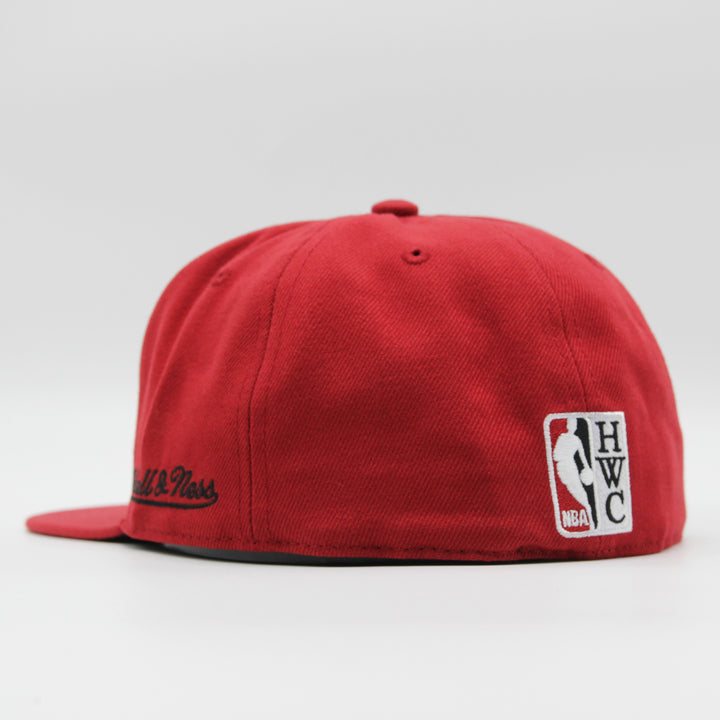 Mitchell & Ness Logo History fitted HWC C Bulls red - Shop-Tetuan