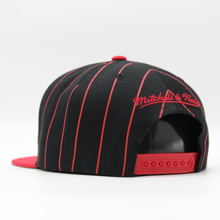 Mitchell & Ness NBA Team Pin snapback C Bulls black - Shop-Tetuan