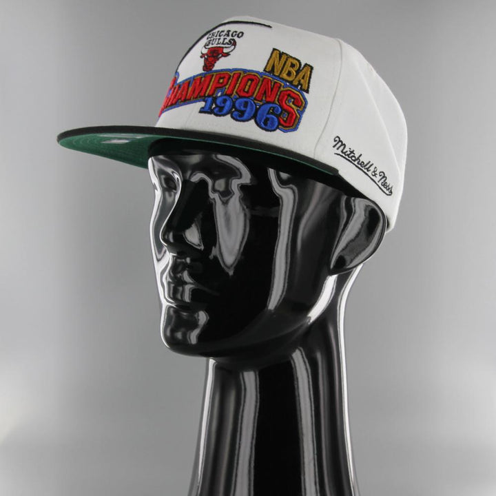 Mitchell & Ness 96 Champions Wave 2T HWC snapback C Bulls white/black - Shop-Tetuan