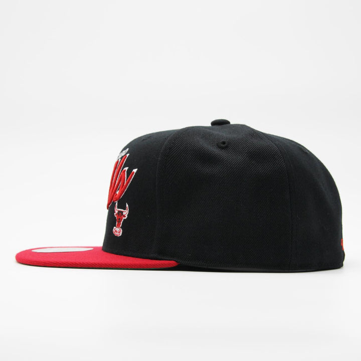 Mitchell & Ness NBA Team Script 2.0 Fitted HWC C Bulls black/red - Shop-Tetuan