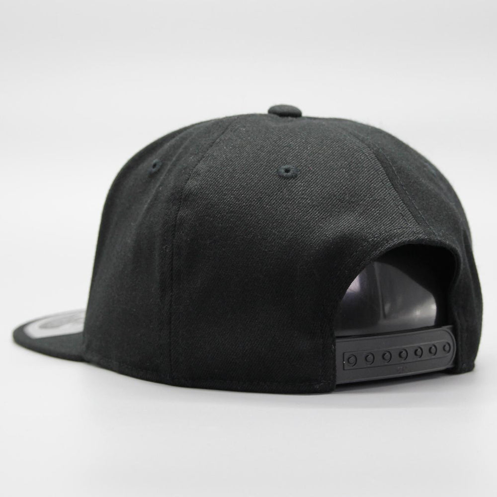 110 Fitted Snapback black - Shop-Tetuan