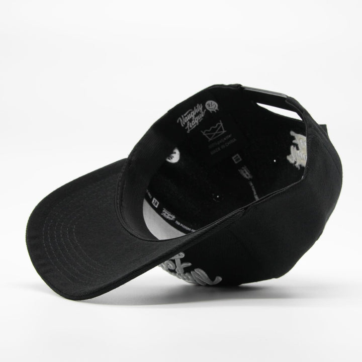 Naughty League Branded Logo Curved stretch snapback black/white - Shop-Tetuan