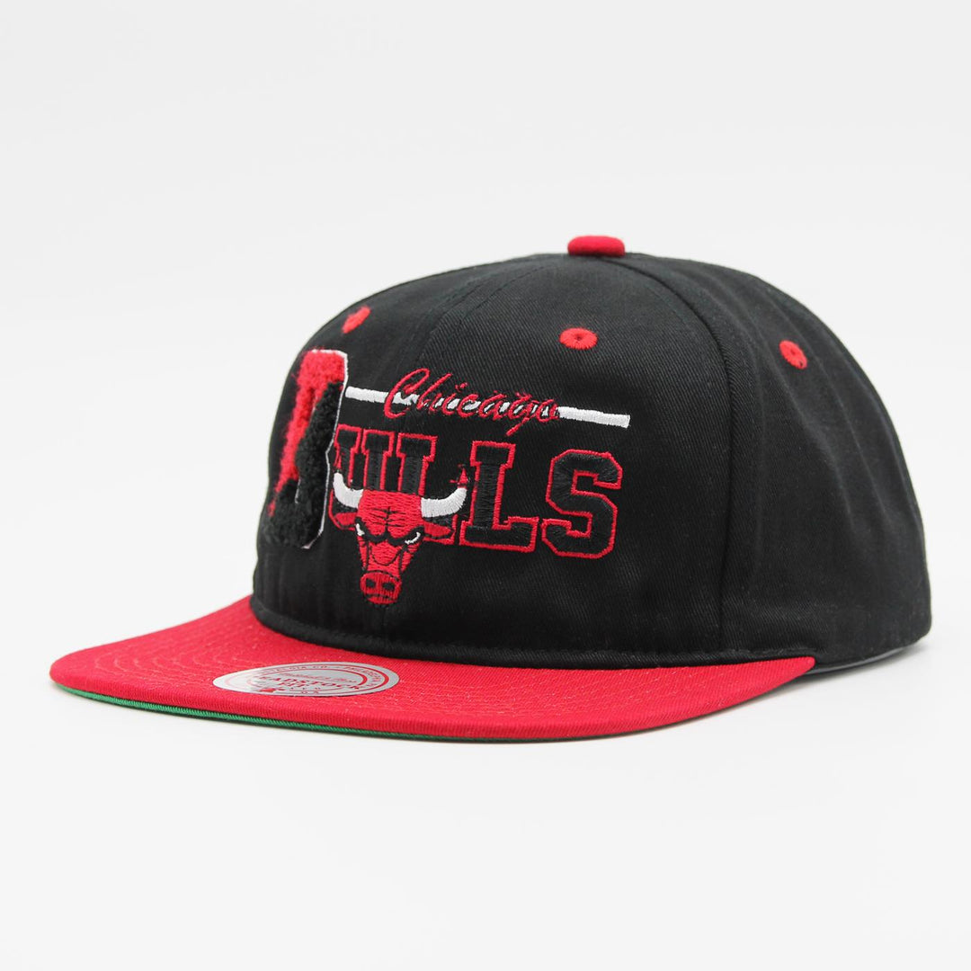 Mitchell & Ness NBA Varsity Letter snapback C Bulls black - Shop-Tetuan