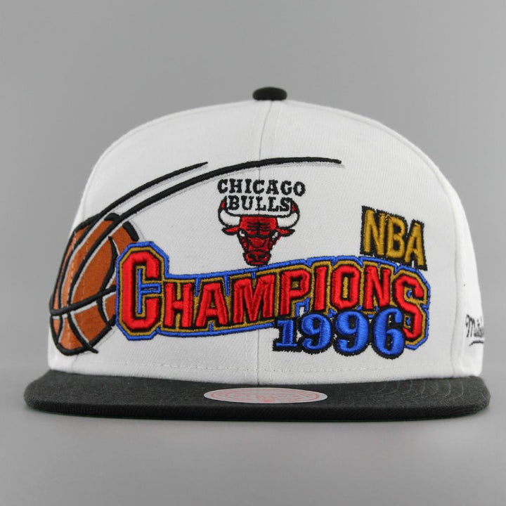 Mitchell & Ness 96 Champions Wave 2T HWC snapback C Bulls white/black - Shop-Tetuan