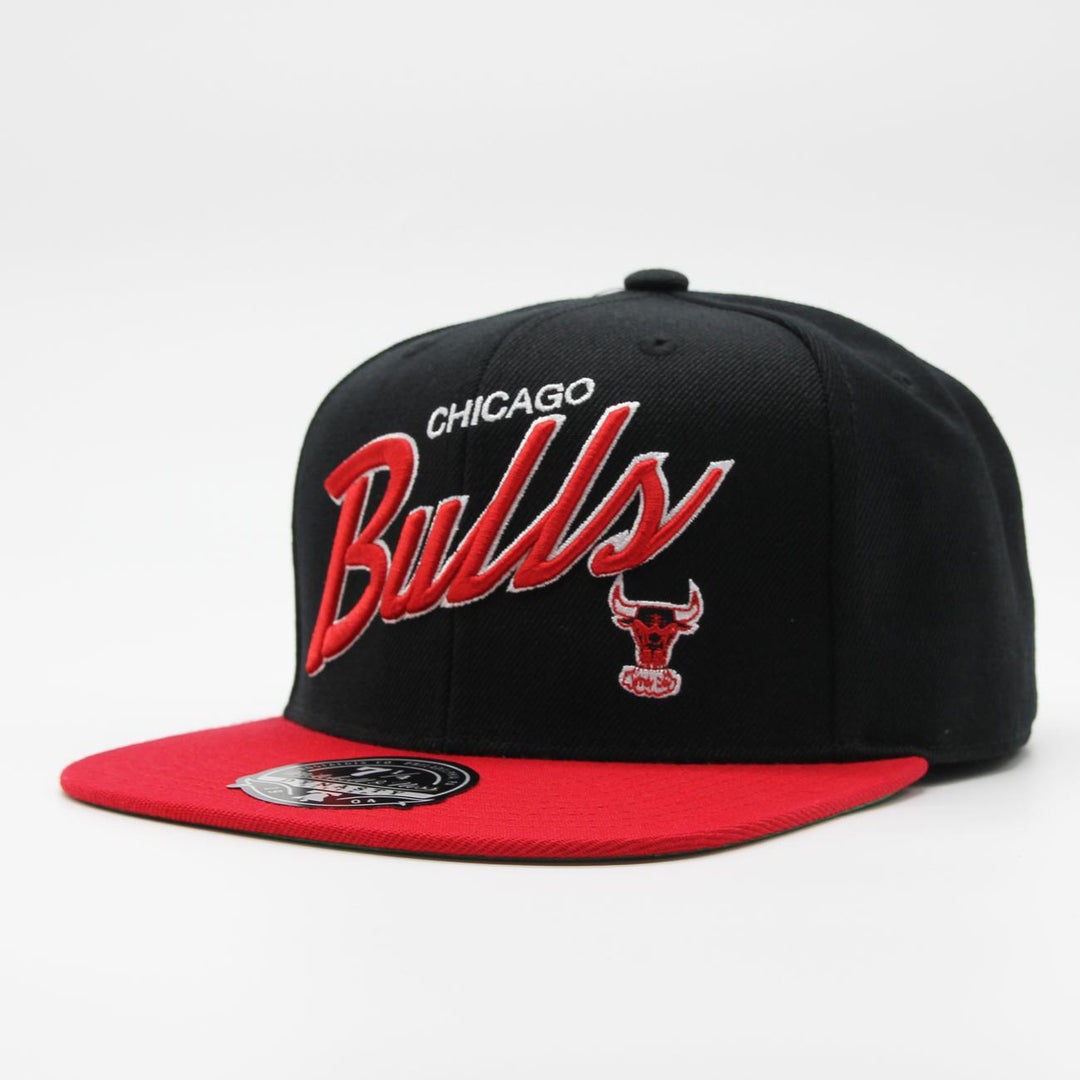 Mitchell & Ness NBA Team Script 2.0 Fitted HWC C Bulls black/red - Shop-Tetuan